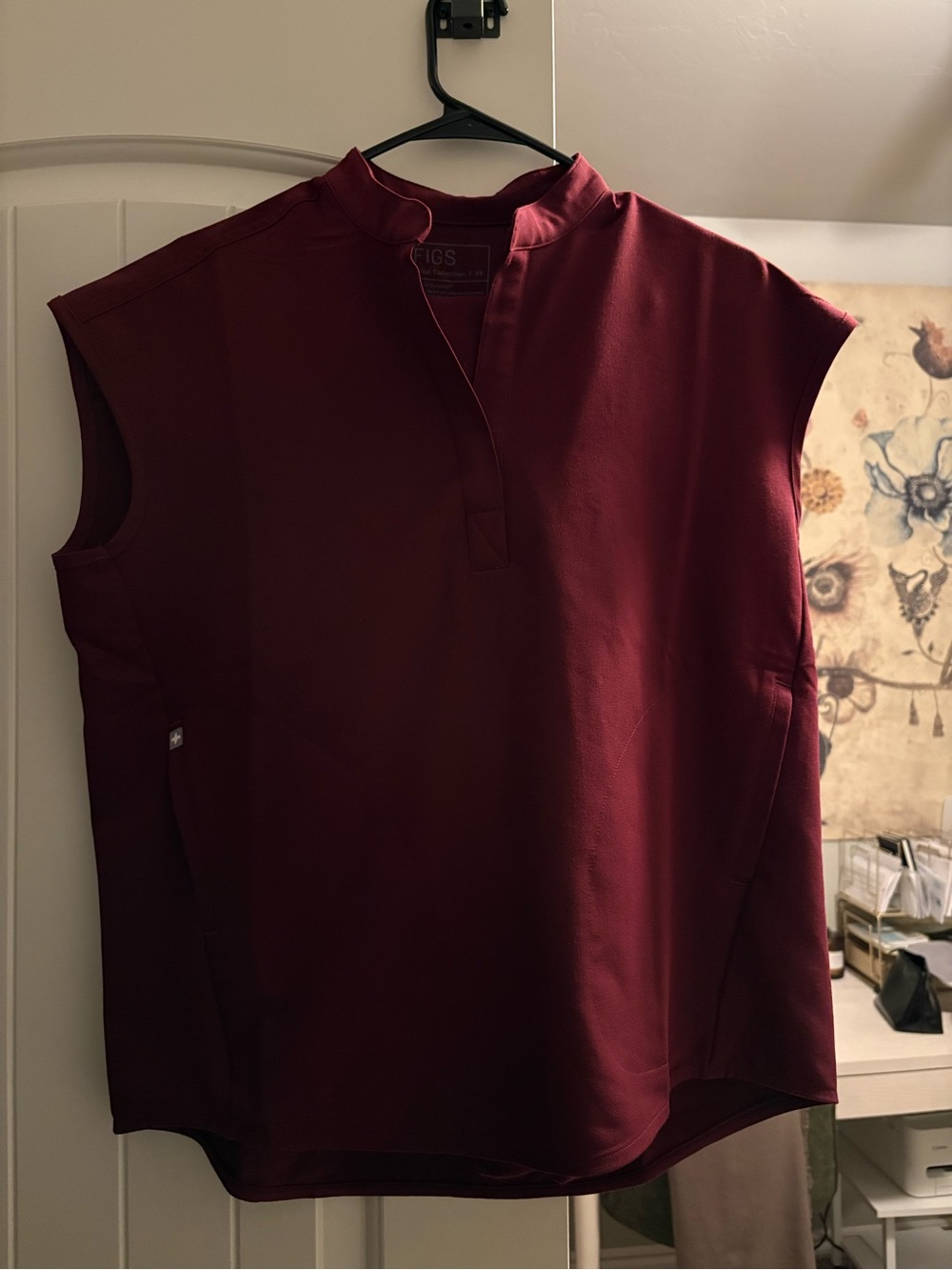 Figs women’s Sleeveless Scrub Top - Burgundy
